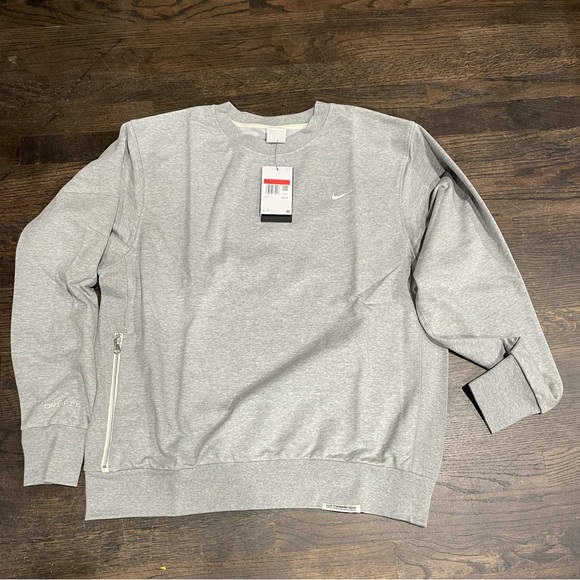 New with tags nike Dri Fit crew neck sweatshirt with one zipper pocket. - Picture 1 of 6